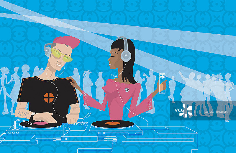 情侣在夜总会戴着耳机在转盘后图片素材