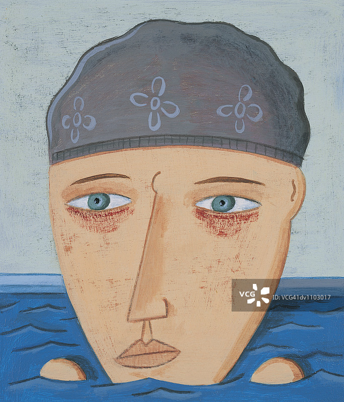 戴着泳帽在游泳池里的女性肖像图片素材