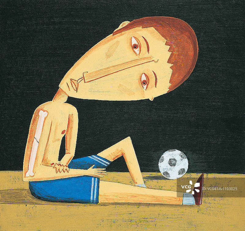 手臂骨折坐在足球前的年轻男人肖像图片素材