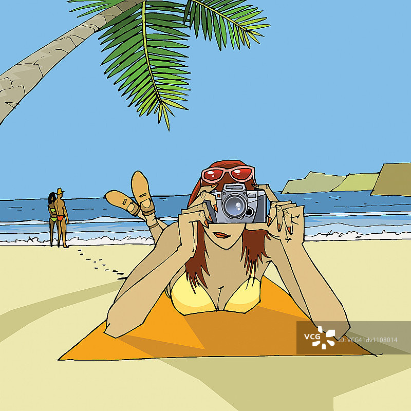 在沙滩上拍照的女人图片素材