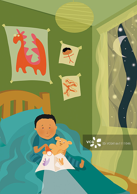 男孩晚上在床上和泰迪熊一起阅读图片素材
