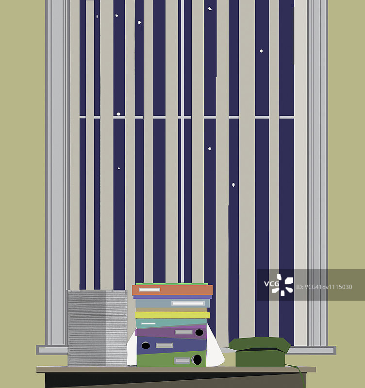 在办公室里坐在成堆的文件后面工作到很晚的人图片素材