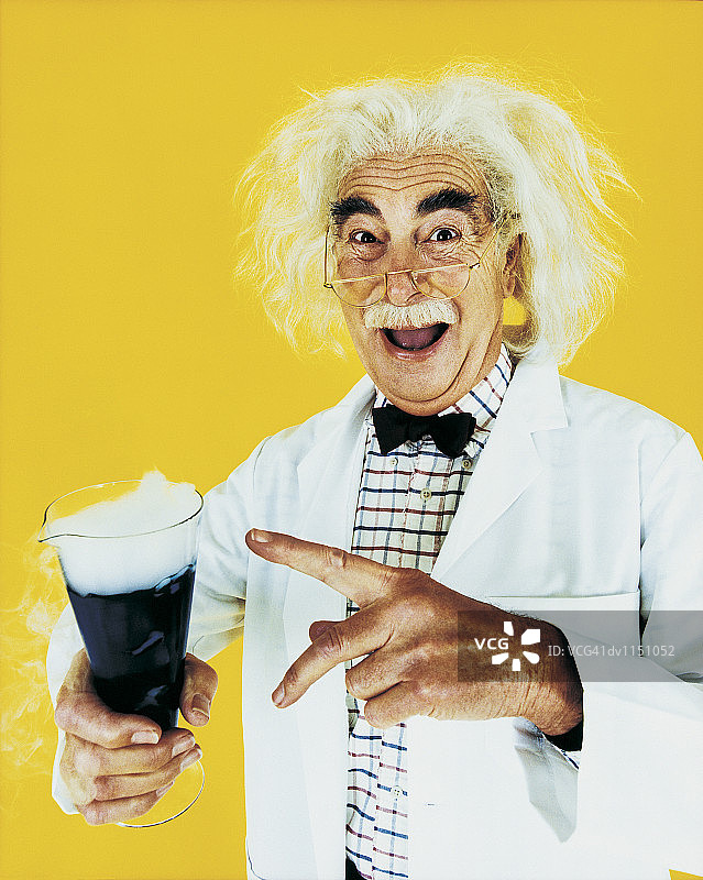 科学家指向装有冒烟化学药品的烧瓶的画像图片素材