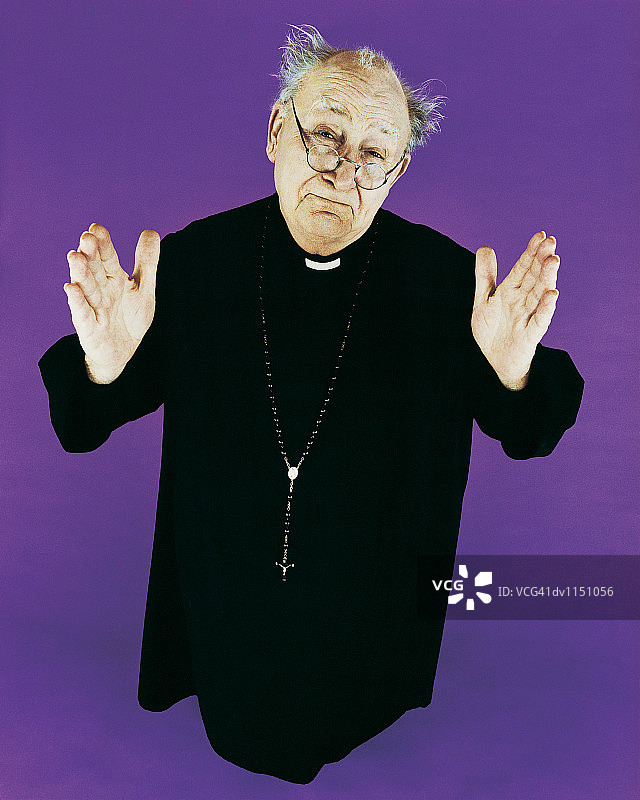 穿着法衣的秃顶牧师肖像图片素材