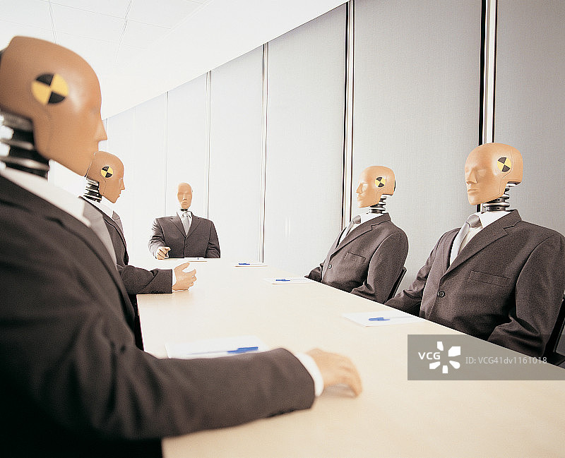 会议室里的碰撞测试假人图片素材