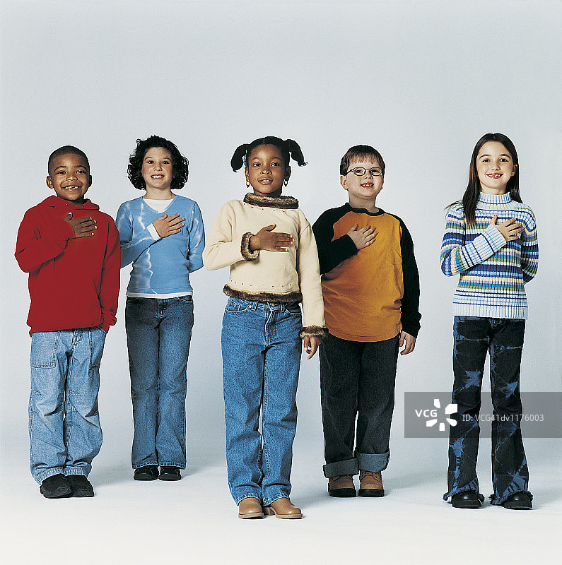 一群宣誓效忠的孩子图片素材