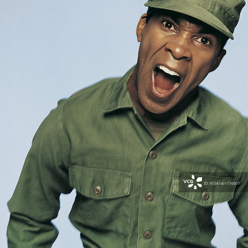 敬礼的男兵肖像图片素材