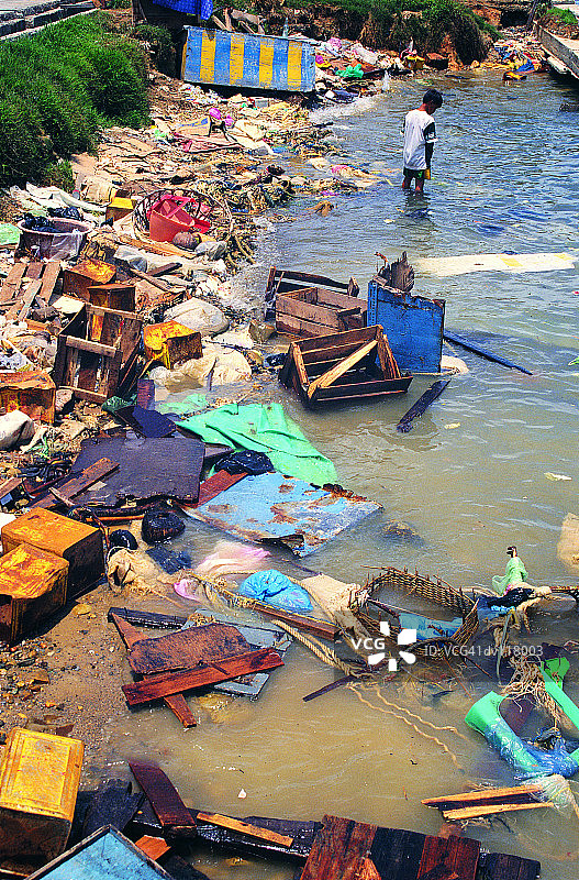 婆罗洲倾倒入海的垃圾市场区域图片素材