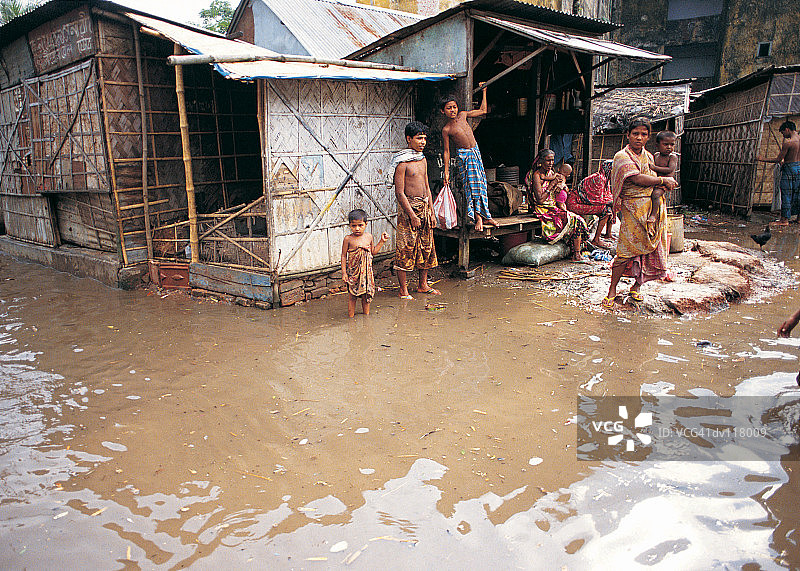 孟加拉国达卡房屋周围的洪水图片素材