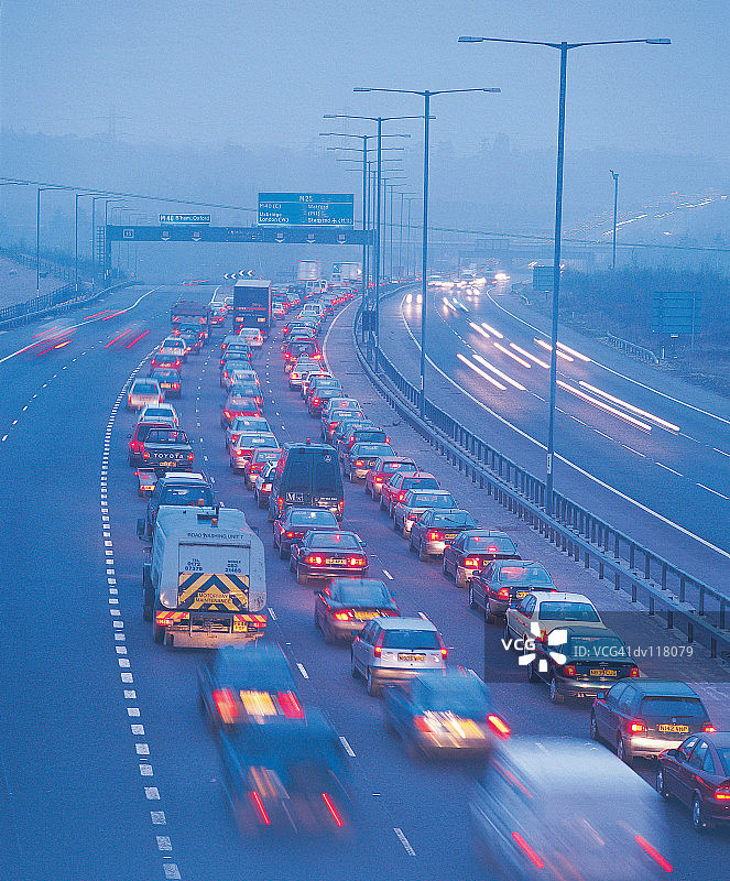 英国M25高速公路上的交通图片素材