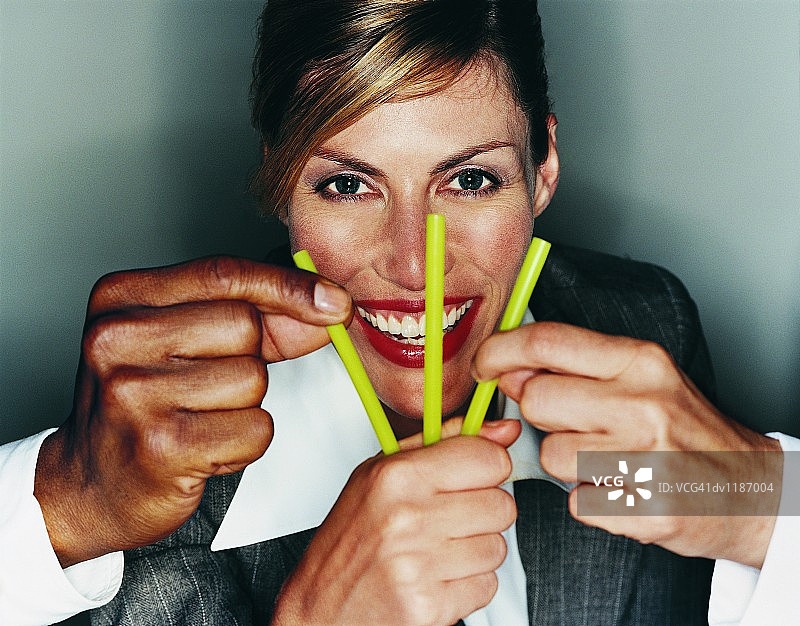 女商人拿着商务人士挑选的稻草图片素材