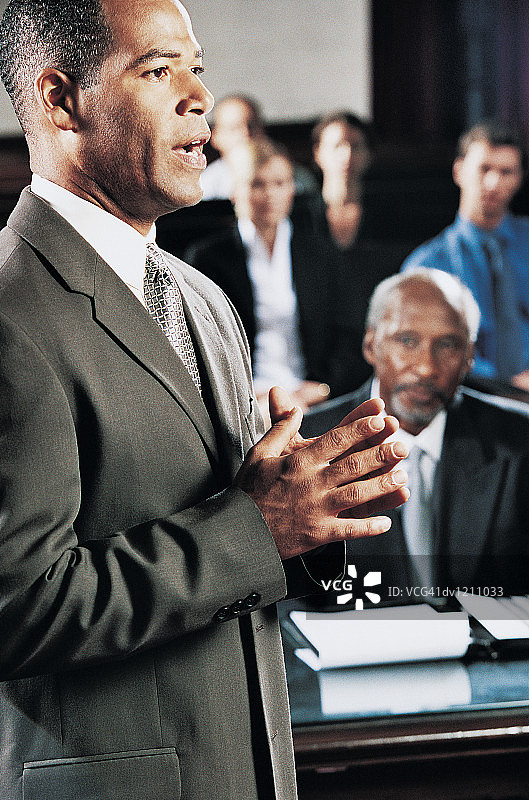 律师在法院陪审团前发言图片素材