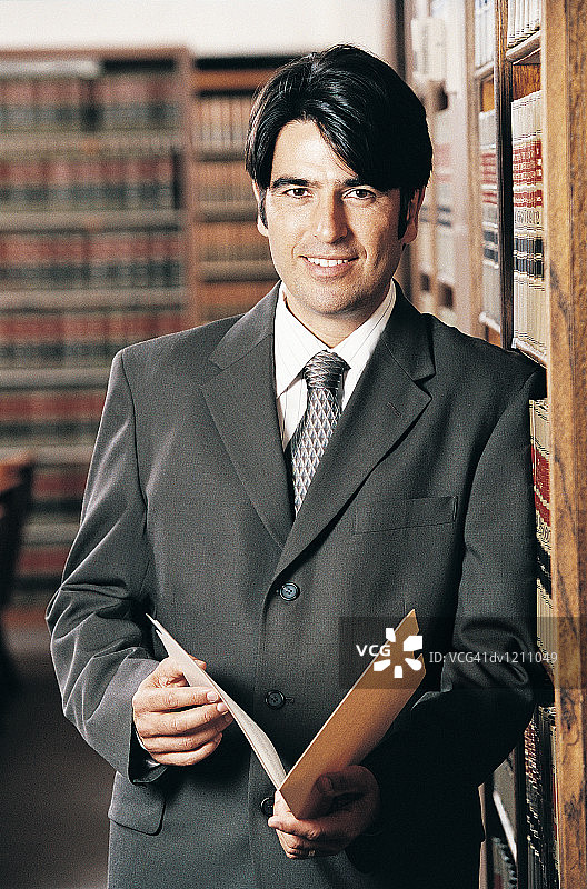 在图书馆里拿着文件夹的律师肖像图片素材