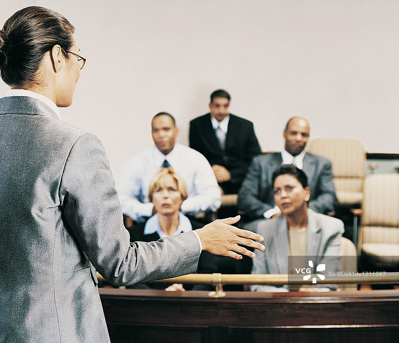 女律师站在法庭上与陪审团交谈的背影图片素材