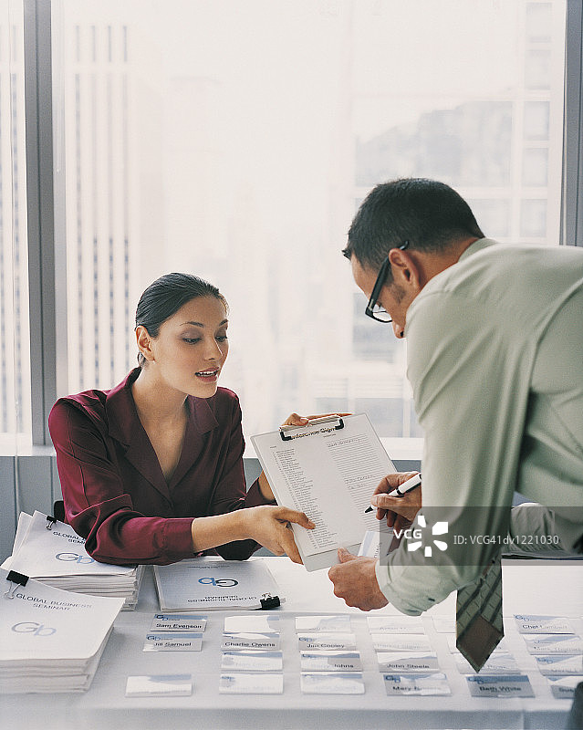 签署会议计划的商人图片素材