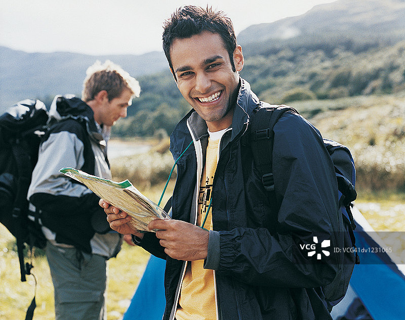 两个年轻人准备去参加定向运动图片素材