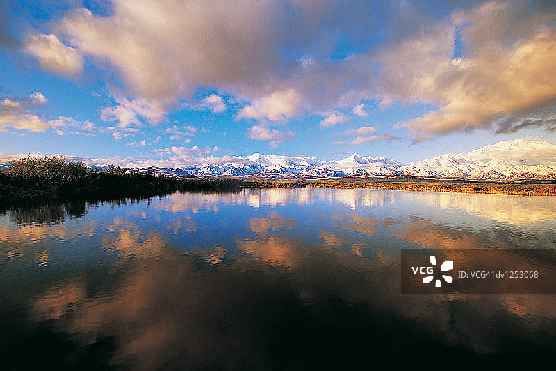 在美国阿拉斯加州德纳里国家公园的湖上看到的德纳里山图片素材