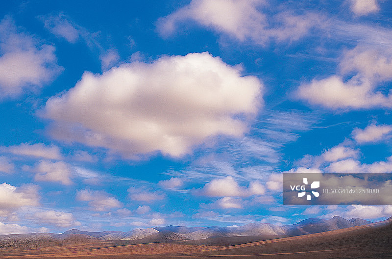 加拿大育空地区奥基尔维山脉上空的云景图片素材