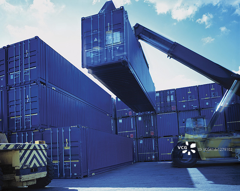 Immingham港口，用于货运的升降机起重集装箱，英国图片素材