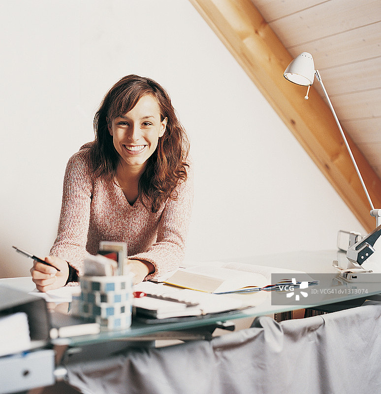 在阁楼房间学习的年轻学生肖像图片素材