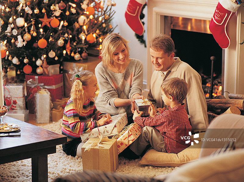 一家人在客厅里互赠圣诞礼物图片素材
