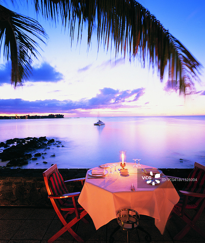 水边的浪漫餐桌布置图片素材