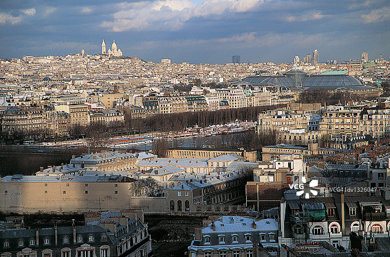 巴黎城市风光：远眺圣心大教堂与巴黎北站图片素材
