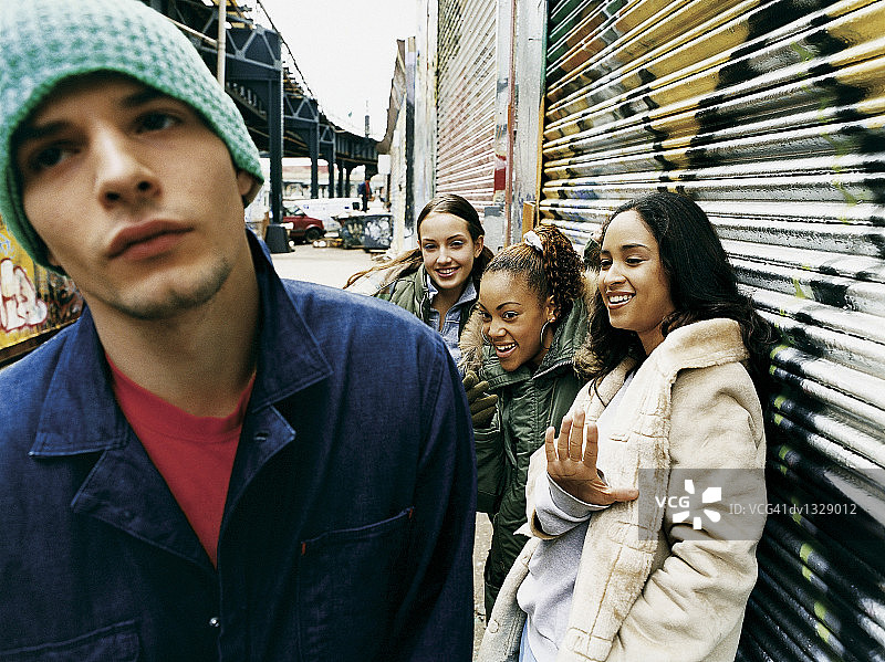 一群青少年女孩戏弄青少年男孩图片素材