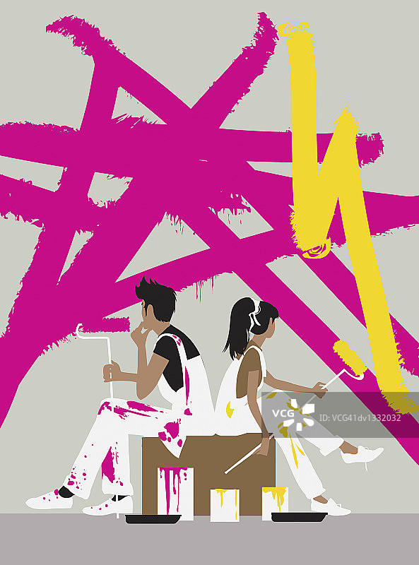 年轻情侣拿着油漆滚筒，正在考虑装饰颜色图片素材