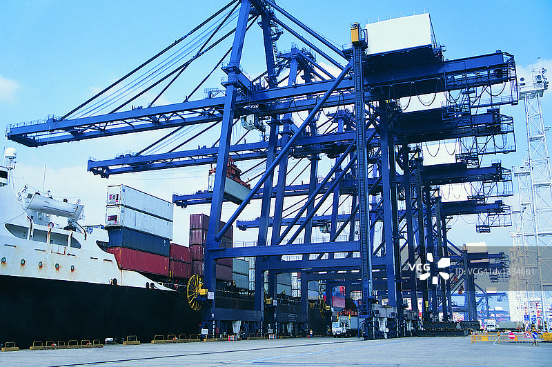 货运起重机从码头船上吊起货运集装箱图片素材