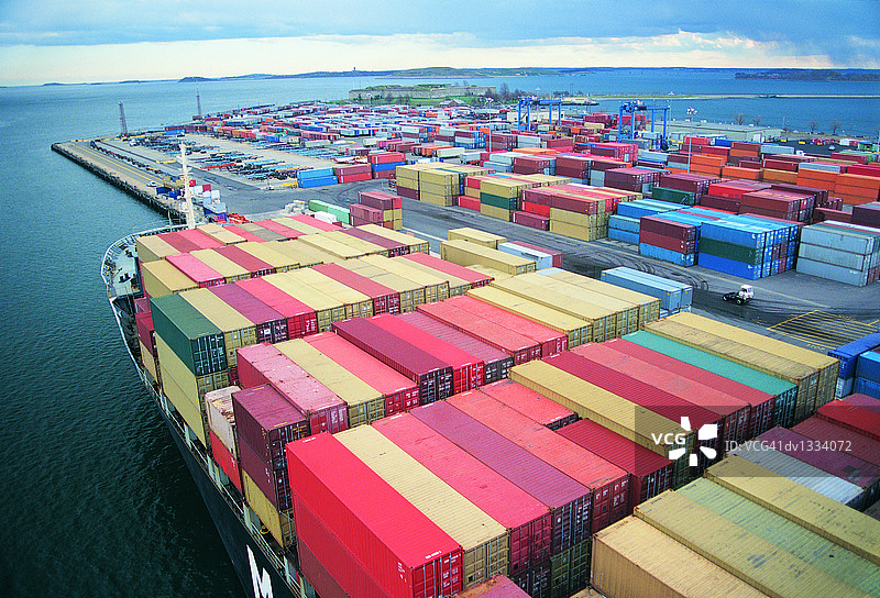 港口装载在船上的工业货运集装箱图片素材