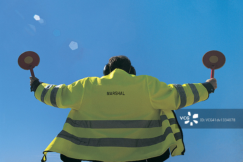机场地勤人员的低角度后视图图片素材