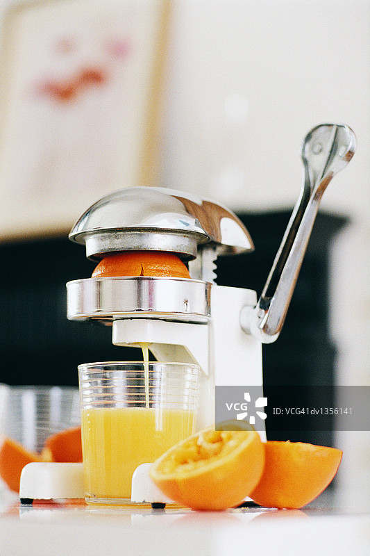 用榨汁机鲜榨的橙汁图片素材