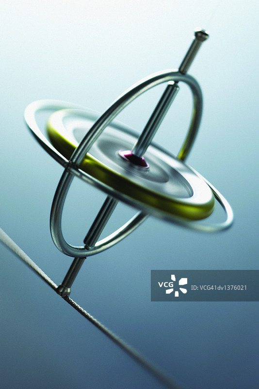 在绳子上平衡的旋转陀螺仪图片素材