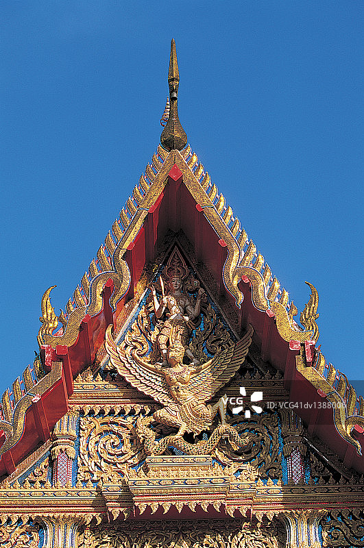 泰国普吉岛佛教寺庙屋顶的局部景观图片素材
