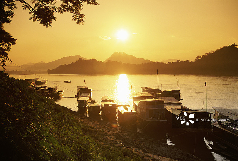 老挝琅勃拉邦湄公河上的船只图片素材