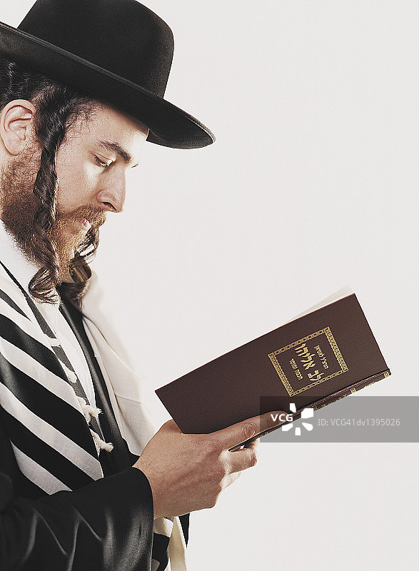 正在阅读圣书的东正教犹太男人，侧面像图片素材