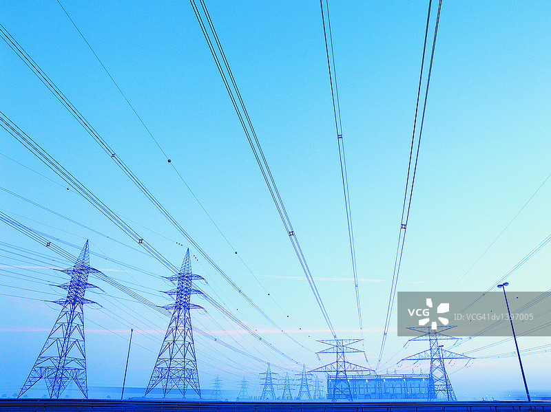 地平线上的输电塔、电力线和变电站图片素材