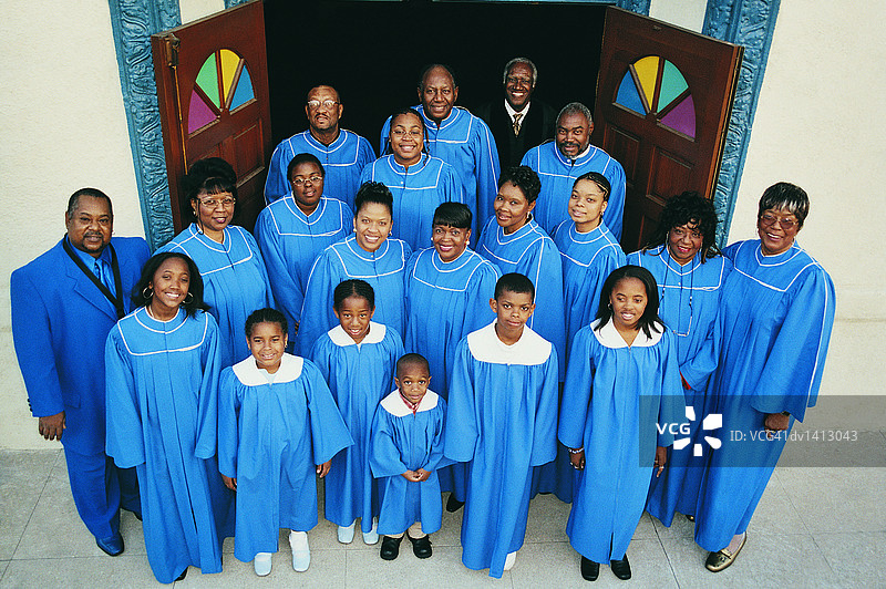 教堂入口的牧师与福音唱诗班图片素材