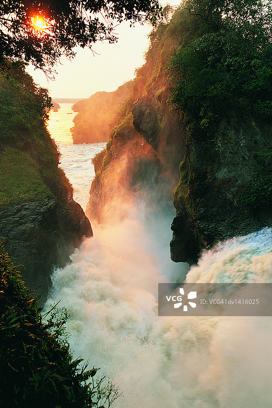 乌干达尼罗河默奇森瀑布上的日落图片素材