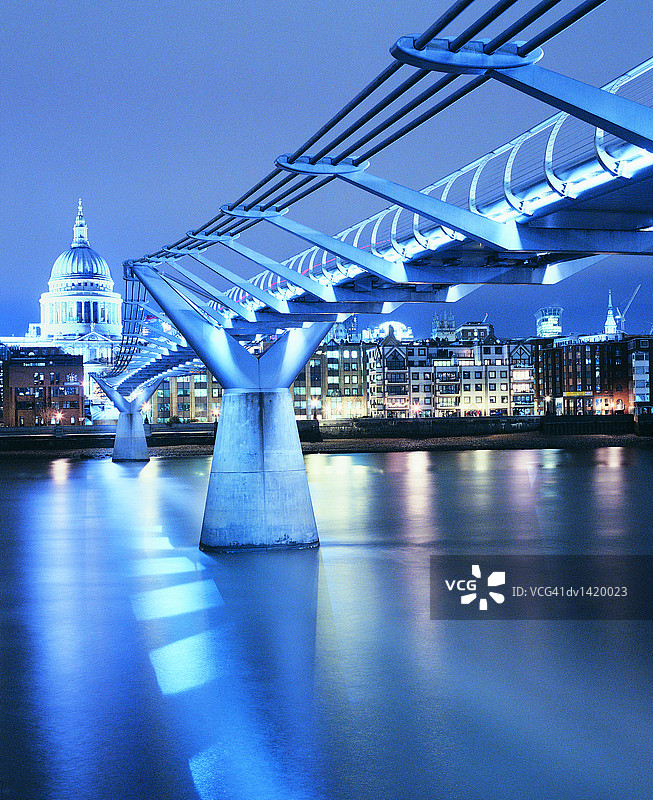 英国伦敦夜景千禧桥图片素材