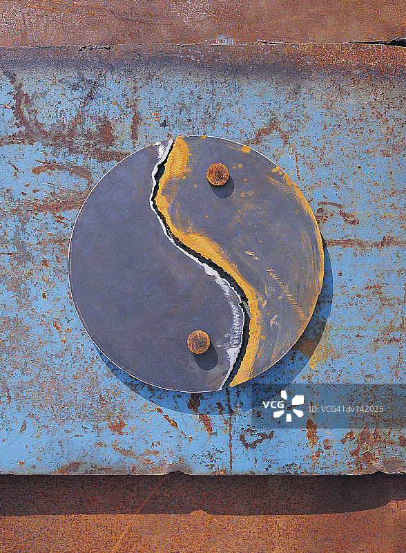 带黄色高光的金属阴阳图案图片素材