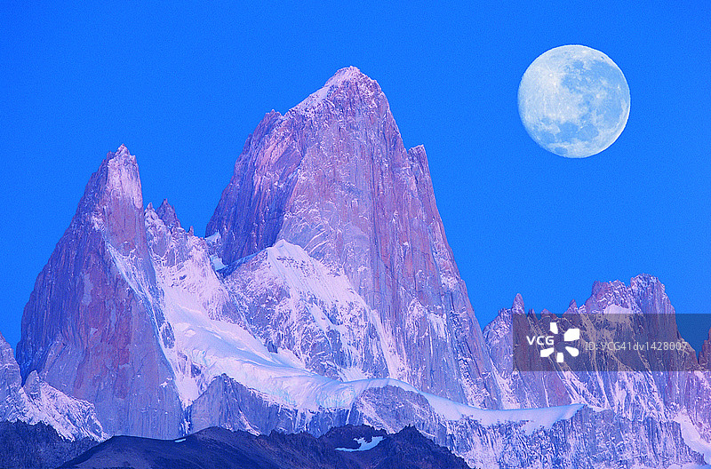 阿根廷巴塔哥尼亚菲茨罗伊峰上空的满月，冰川国家公园图片素材