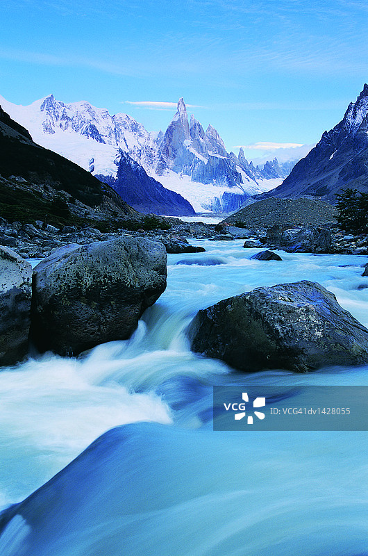 背景是塞罗山的菲茨罗伊河，阿根廷巴塔哥尼亚冰川国家公园图片素材
