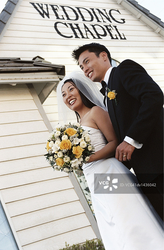 在拉斯维加斯婚礼教堂外面的年轻新婚夫妇图片素材