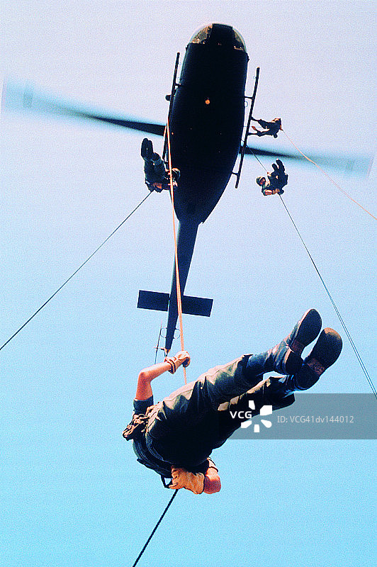 步兵从UH-1易洛魁直升机上绳降图片素材