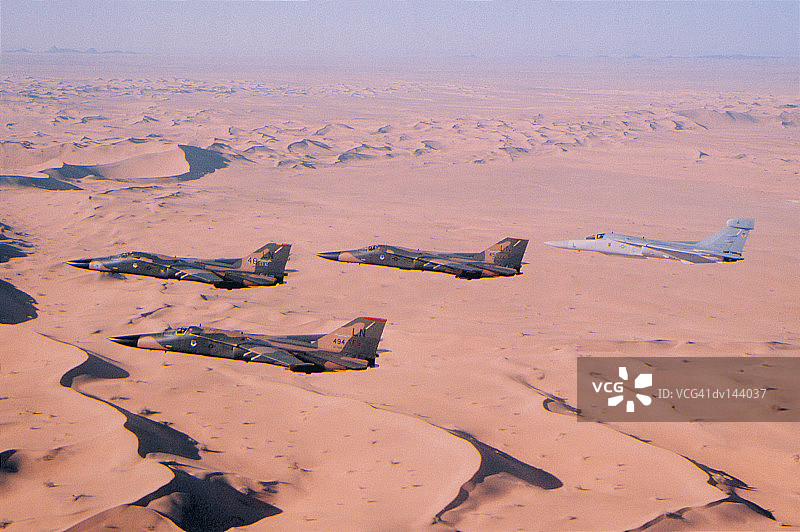 飞越沙漠的军用飞机图片素材