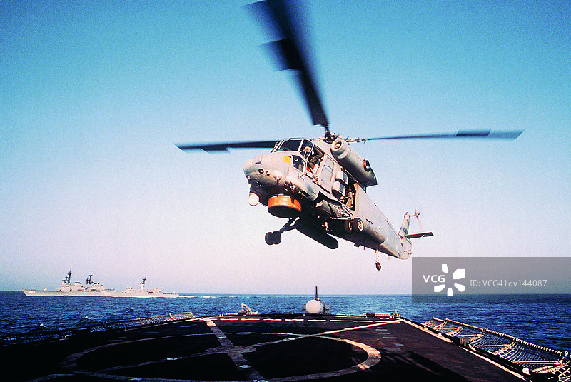 军用直升机在航母甲板上着陆图片素材