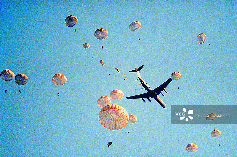 从飞机上跳伞的部队图片素材