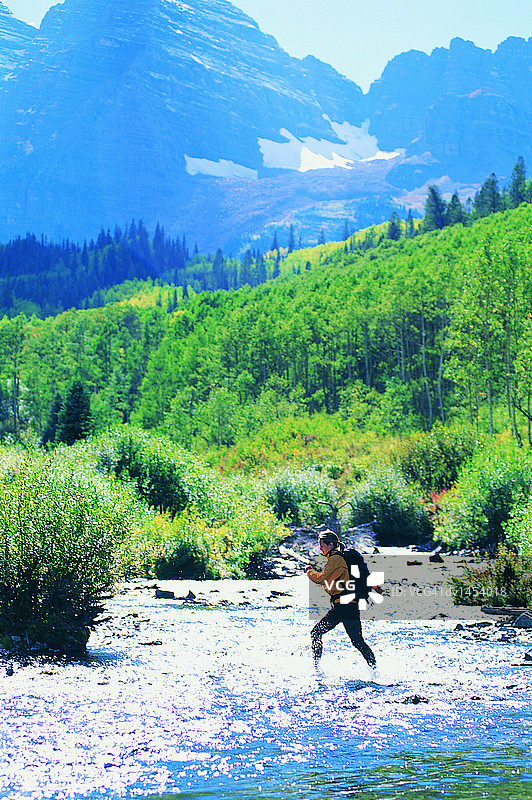年轻女子漫步于风景优美的湖畔，地点：美国科罗拉多州阿斯彭马roon Bells图片素材